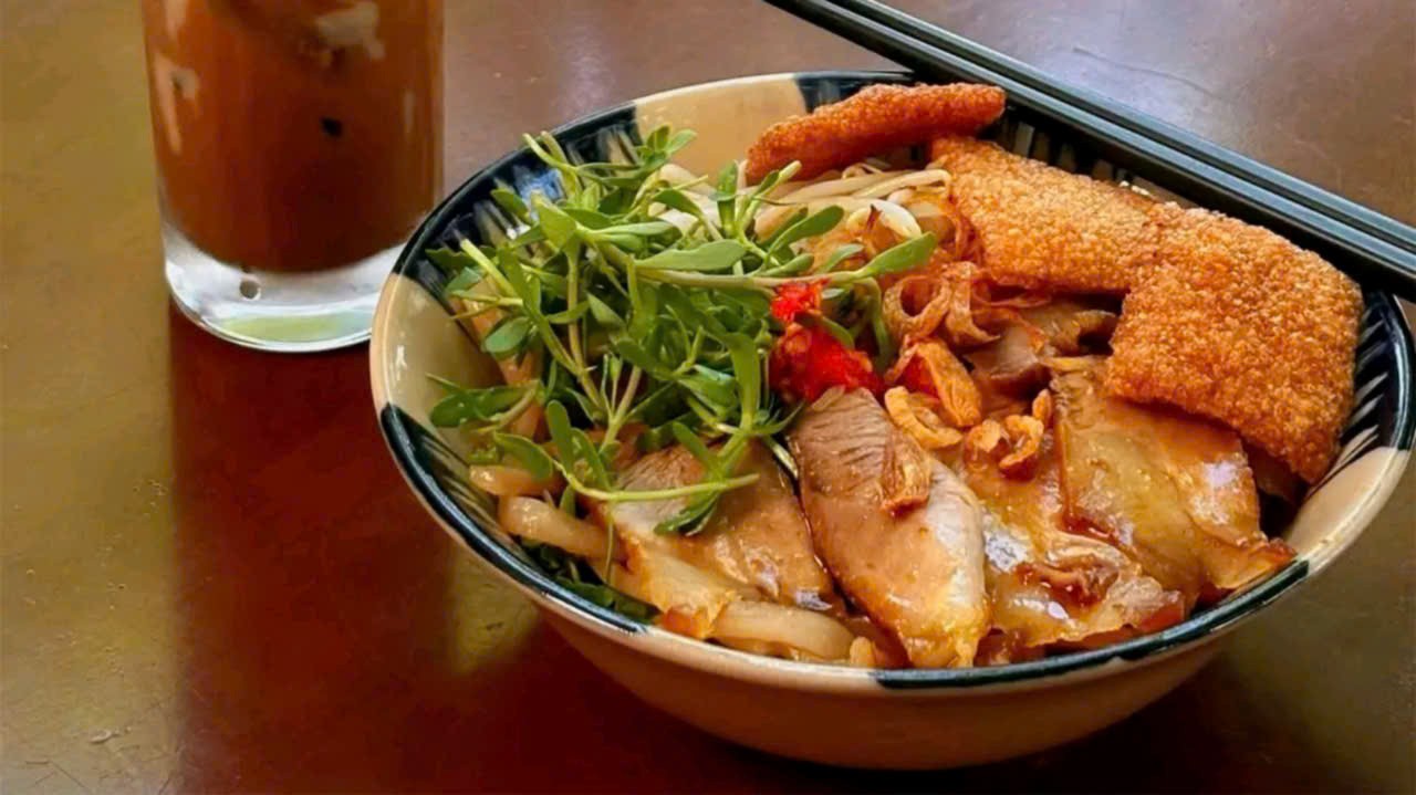 Cao Lau - one of must-try dish in Hoi An Food Tour