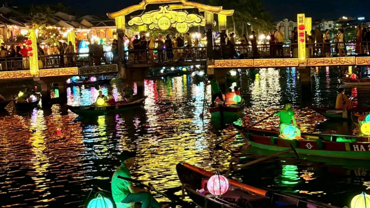 Hoi An Lantern Boat activity at night
