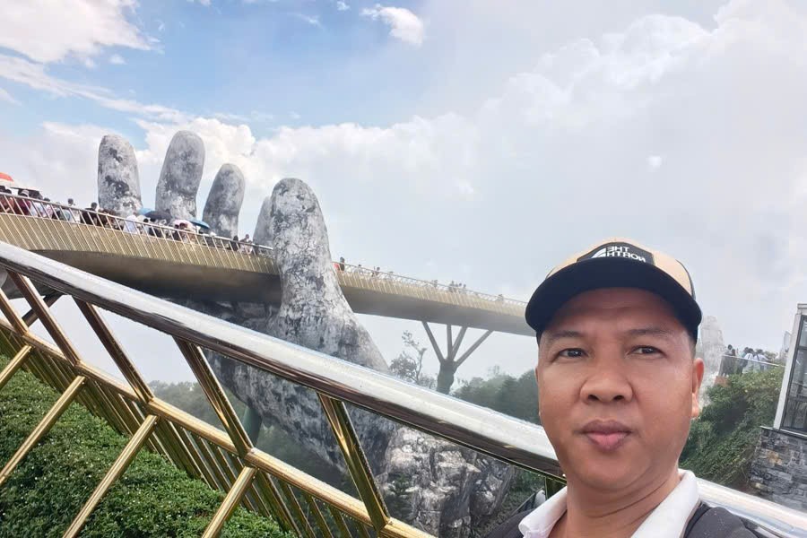 Viet Nguyen at the Golden Hands Bridge during a private Ba Na Hills day trip from Hoi An or Da Nang.
