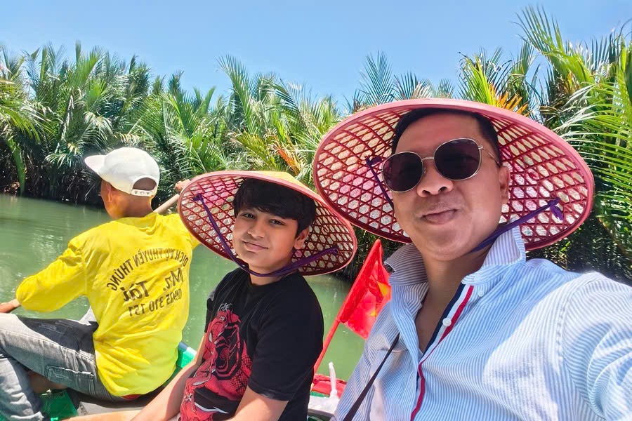 Viet Nguyen with guests on a basket boat during a Hoi An Basket Boat Tour in Cam Thanh Village