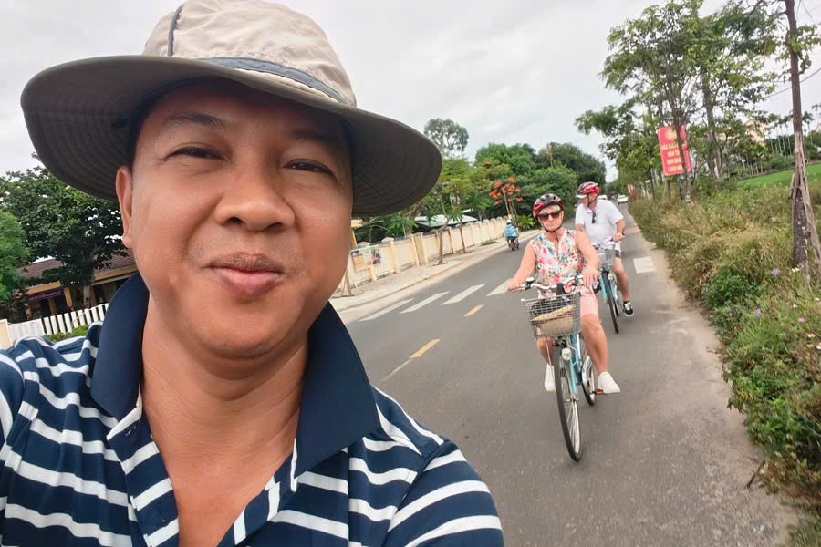 Viet Nguyen with guests cycling through the Hoi An countryside